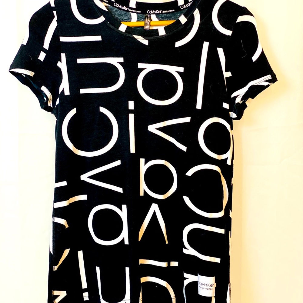 CALVIN KLEIN TSHIRT NEVER WORN. SO SOFT AND FLATTERING BUT IS A SLIM FIT.